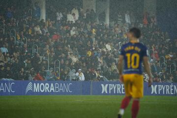La lluvia protagonizó el partido en el Estadi Nacional.