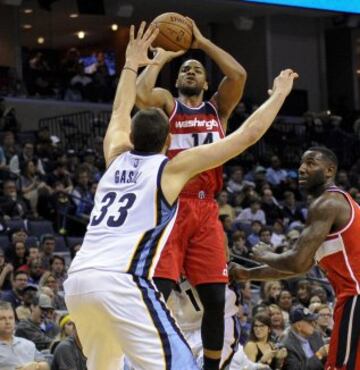 Gary Neal y Marc Gasol.