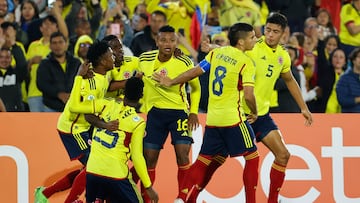 AMDEP1136. BOGOTÁ (COLOMBIA), 03/02/2023.- Jugadores de Colombia celebran un gol de Oscar Cortés (c) hoy, en un partido de la fase final del Campeonato Sudamericano Sub'20 entre las selecciones de Colombia y Paraguay en el estadio El Campín en Bogotá (Colombia). EFE/ Mauricio Dueñas Castañeda
