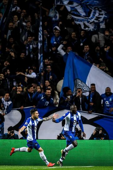 Moussa Marega también se unió al festejo de Telles tras la anotación que le dio la calificación al equipo portugués