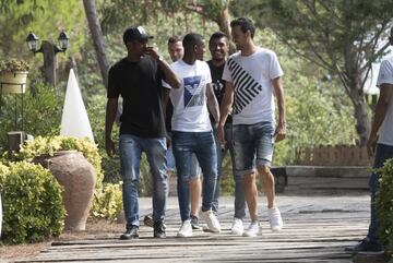 Marlon, Sergio Busquets y, al fondo, Paulinho.