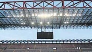 <b>'PORTA CHIUSA'. </b>Ronaldo debutará el domingo con el Milán en San Siro sin público en las gradas, como en la foto.