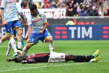 Mirko Gori celebra delante de Mario Balotelli el penalti fallado por el delantero del Milan durante el partido ante el Frosinone.