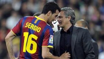 <b>DIÁLOGO. </b>Busquets y Mou en animado diálogo