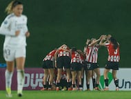 MADRID, 13/01/2026.- Las jugadoras del Athletic Club celebran el primer gol del equipo bilbaino durante el encuentro correspondiente a la jornada 17 de la Liga F que disputan hoy martes Real Madrid y Athletic Club en el estadio Alfredo Di Stéfano, en Madrid. EFE / Juanjo Martín.
