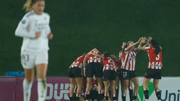 MADRID, 13/01/2026.- Las jugadoras del Athletic Club celebran el primer gol del equipo bilbaino durante el encuentro correspondiente a la jornada 17 de la Liga F que disputan hoy martes Real Madrid y Athletic Club en el estadio Alfredo Di Stéfano, en Madrid. EFE / Juanjo Martín.