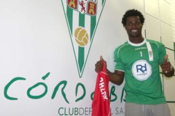 Razak posando como nuevo jugador del Córdoba.