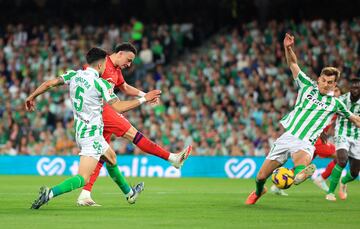 0-1. Balonazo a la espalda de la zaga verdiblaca que recoge Lukebakio, avanza, se interna en el ¨¢rea local, da un pase hacia atr¨¢s para la llegada en segunda l¨ªnea de Rub¨¦n Vargas y define de un punterazo con la derecha, imparable para Adri¨¢n.
