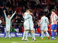 Natan y Llorente, abrazados.