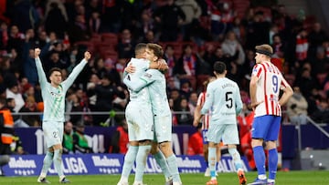 Natan y Llorente, abrazados.