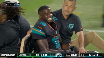 Sin embargo, al salir del campo se le vio sonriendo y aplaudiendo a la gente.