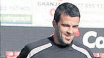 <b>SIN FICHA. </b>Manolo y Serrano seguirán entrenando, pero ni podrá participar en los partidos de Liga.