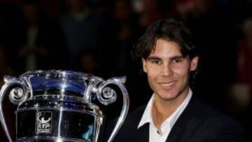 <b>EL REY. </b>Rafa Nadal, con la Copa que le acredita como número uno final de la temporada 2010.