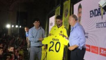 Adrián López posando con su nueva camiseta