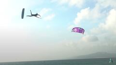 Un kitesurfista a muchos metros de altura sobre el mar pierde la tabla, mientras la cometa tira de &eacute;l y le enviar&aacute; contra el agua. 