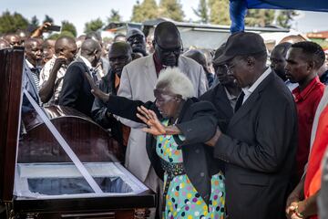 La abuela de Kelvin Kiptum se emociona al ver el ataúd de su nieto al comienzo del funeral. 