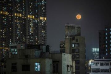 La superluna en la Ciudad amurallada de Kowloon, un distrito de Hong Kong.
