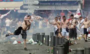 Brutales imágenes de los hooligans liándola de nuevo en Marsella