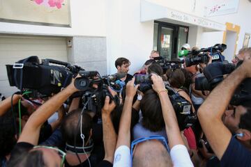 Pablo Nieto, hijo de Ángel Nieto, atiende a los medios a las puertas del tanatorio.