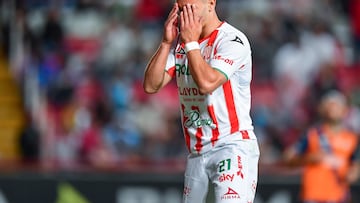 Maximiliano Silvera se lamenta tras fallar una acción en el juego entre Necaxa y Puebla