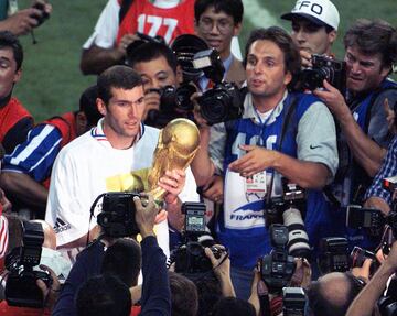 El francs fue el que lider a su Seleccin en el Mundial de 1998 jugado en el pas galo. Sus dos goles en la final ante Brasil valieron para que se quedara la Copa en Francia y a Zizou el Baln de Oro. En 2002 gan la Champions con el Real Madrid con un gol suyo tras una magistral volea.