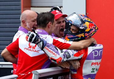 Jorge Martín se abraza con sus compañeros de Prima Pramac Racing tras ganar el Gran Premio de Japón de Moto GP.