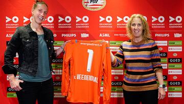Sari Van Veenendaal cuando firmó por el PSV.