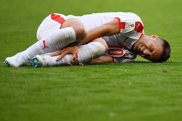 Dušan Tadić se duele en el suelo tras una entrada de un jugador de Costa Rica. 