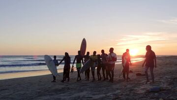 Una de las alucinantes imagenes del documental muestra a la gente local surfeando. 