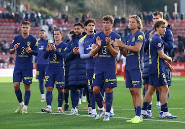 Los jugadores del Atlético de Madrid se acercan a los aficionados rojiblancos que se han trasladado a Montilivi.