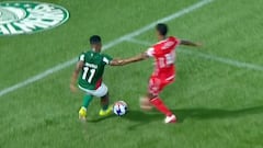 Jhon Arias burla al rival en área y provoca un penal