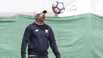 Jorge Sampaoli durante un entrenamiento con el Sevilla.