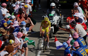 Tadej Pogacar pasando entre un grupo de aficionados durante la etapa 15 del Tour de Francia.