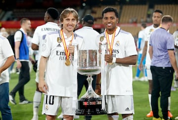 Modric posa junto a Rodrygo con la Copa del Rey (22-23).