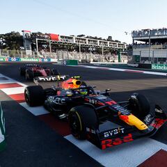 Palos a Verstappen y victoria de Checo sobre Leclerc