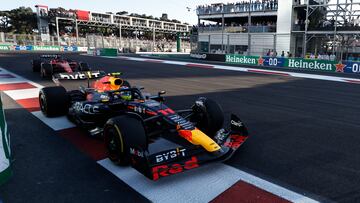 Sergio Pérez (Red Bull RB18) y Charles Leclerc (Ferrari SF-23). Bakú, Azerbaiyán. F1 2023.