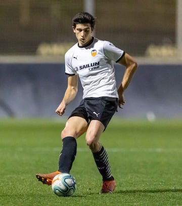 César Tárrega, en un partido con el cadete del Valencia.