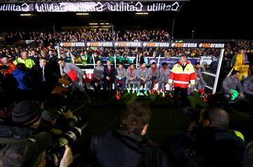 Arsene Wenger, entrenador del Arsenal, rodeado en el banquillo junto a su cuerpo técnico y sustitutos antes del partido de la quinta ronda de la Copa FA de Emirates entre Sutton United y Arsenal