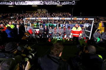 Arsene Wenger, entrenador del Arsenal, rodeado en el banquillo junto a su cuerpo técnico y sustitutos antes del partido de la quinta ronda de la Copa FA de Emirates entre Sutton United y Arsenal 