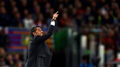 El entrenador del Barcelona Ernesto Valverde da &oacute;rdenes durante el partido de vuelta de cuartos de final de la Liga de Campeones entre FC Barcelona y Manchester United en el Camp Nou.