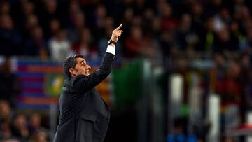 El entrenador del Barcelona Ernesto Valverde da &oacute;rdenes durante el partido de vuelta de cuartos de final de la Liga de Campeones entre FC Barcelona y Manchester United en el Camp Nou.