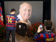 FC Barcelona's supporters take pictures during a memorial event for Dutch soccer player Johan Cruyff at Camp Nou stadium in Barcelona, Spain, March 29, 2016. The words on the jersey number 14 read, "Thanks Johan". REUTERS/Albert Gea TPX IMAGES OF THE DAY
