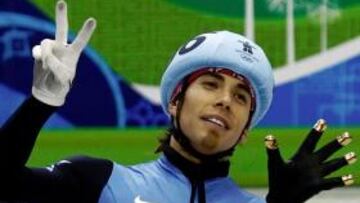 Ohno señala sus siete medallas.