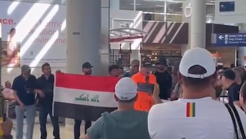 ¡Indignante! Increpan a aficionados iraquíes que hacían escala en Dallas por llevar una bandera de su país: “Esto es América”