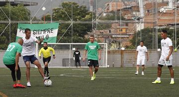 La cancha sintética Villa del Socorro, del barrio Andalucía en Medellín, recibió a varios jugadores profesionales de los equipos antioqueños. Sebastián Gómez, Andrés Ricaurte, Neider Moreno, Daniel Muñoz, entre muchos más.