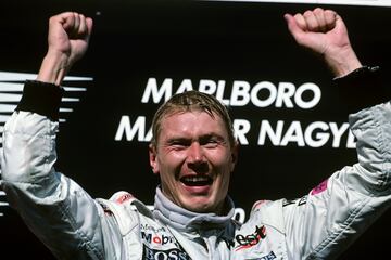 Mika Häkkinen fue un expiloto de automovilismo finlandés que cosechó también dos victorias en el GP de Hungría. También lo logró de forma consecutiva en el año 1999 y 2000 con la escudería McLaren-Mercedes. En el primer año, el finlandés quedó primero por delante de David Coulthard y Eddie Irvine. Häkkinen ganó la novela pole position de la temporada. En el año 2000 el piloto de McLaren hizo una salida espectacular desde la cuarta posición hasta la primera en Hungaroring, ganando la carrera. Ha sido bicampeón de Fórmula 1 en 1998 y 1999. Consiguió 20 victorias, 51 podios, 26 poles y 25 vueltas rápidas a lo largo de su trayectoria.