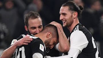 Higuain y Rabiot felicitan a Rodrigo Betancur por su gol. 