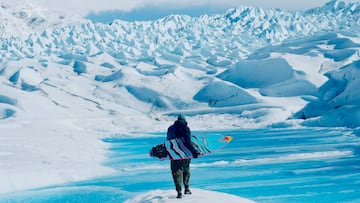 Jamie O'Brien con su tabla de surf en Alaska