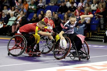 El ser humano no tiene límites cuando se marca un objetivo, y buena muestra de lo que puede dar de sí el espíritu de superación humano lo ejemplifican los protagonistas de la fotografía, que disputan las semifinales Inglaterra-Gales de la Copa Mundial de la Liga de rugby en silla de ruedas en Sheffield (Inglaterra).
