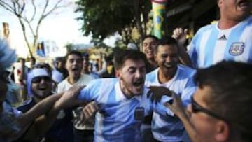 La Policía dispersa con gases la celebración de los argentinos